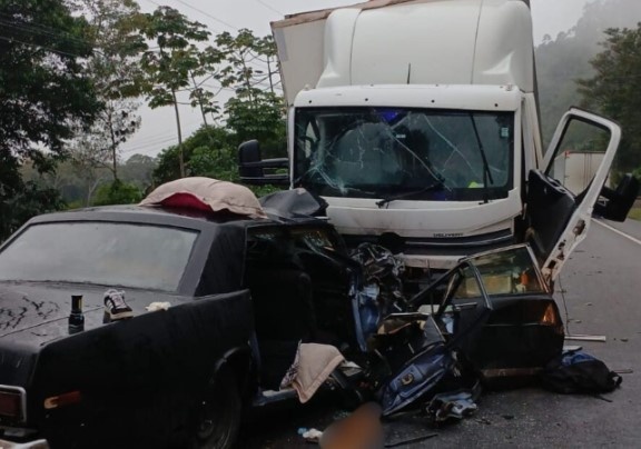 Acidente com caminhão mata uma criança e dois adultos na BR-470 em SC