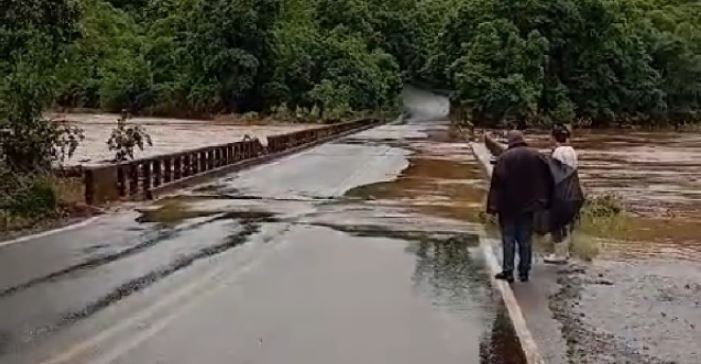Trecho da ponte do Rio Sargento é interditado após fortes chuvas na região