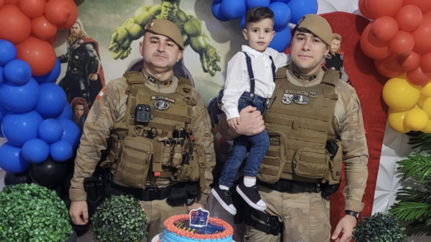 Policiais militares participam de aniversário de garoto fã da polícia