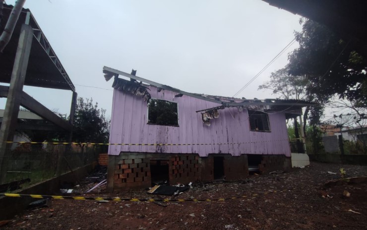 Incêndio criminoso, segundo a PM, destrói casa no Extremo-Oeste