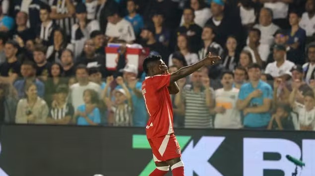 Em jogo emocionante, Inter bate o Santos na Vila e se afasta da zona de rebaixamento