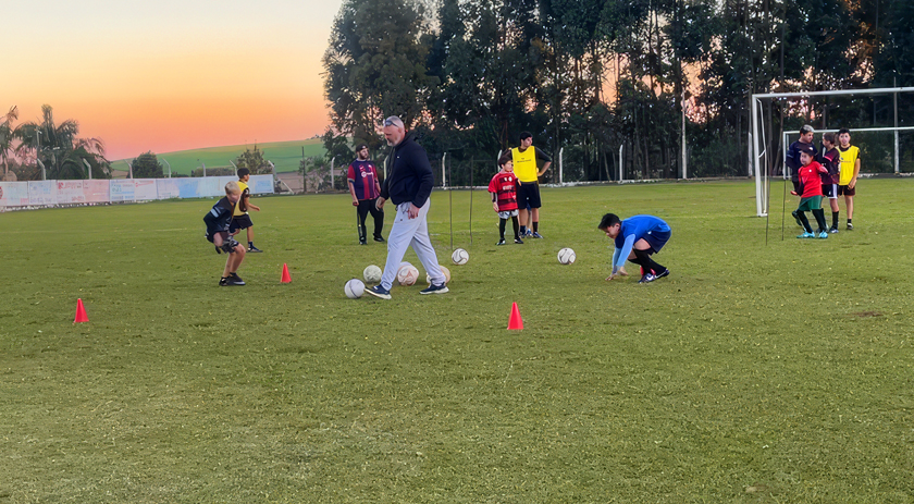 Projeto voluntário ensina futebol para crianças no distrito de Idamar