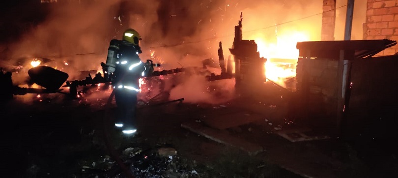 Casa pega fogo e fica destruída após criança brincar com vela