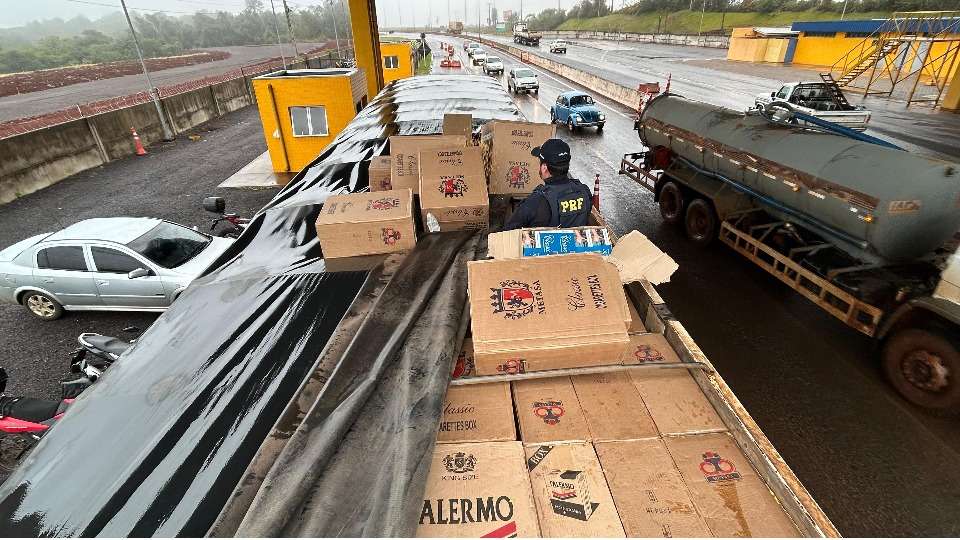 PRF apreende carreta com carga de cigarros contrabandeados escondida sob milho