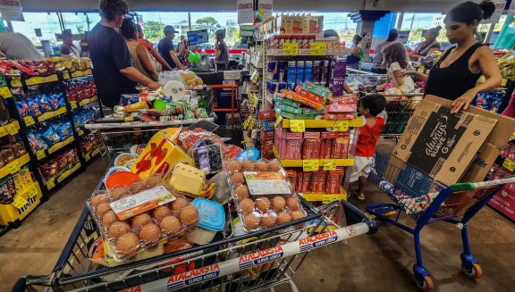 Prévia da inflação perde força pelo 2º mês e fecha abril em 0,41%