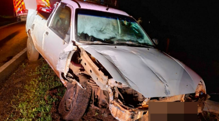 Motorista perde o controle e bate Ford Courier na SC-452