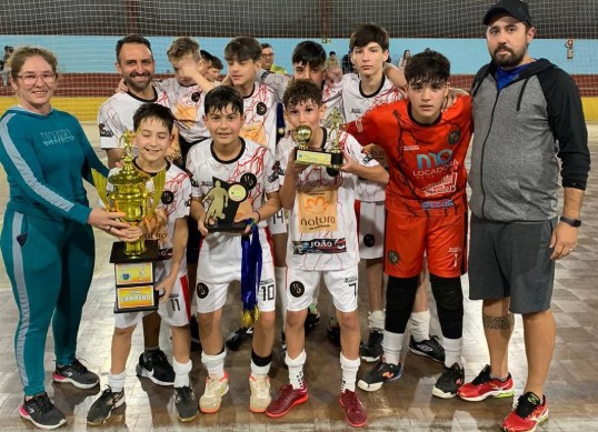 Grande jogo e arquibancadas lotadas marcam a final da categoria Juvenil no Campeonato Municipal de Futsal