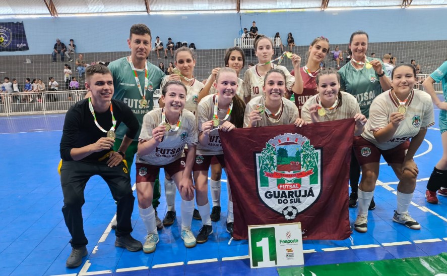 Futsal Guarujá do Sul, em parceria com a EEB Professora Elza Mancelos de Moura, conquista novamente o título da fase microrregional do Jesc 15 a 17 anos de futsal feminino 2025