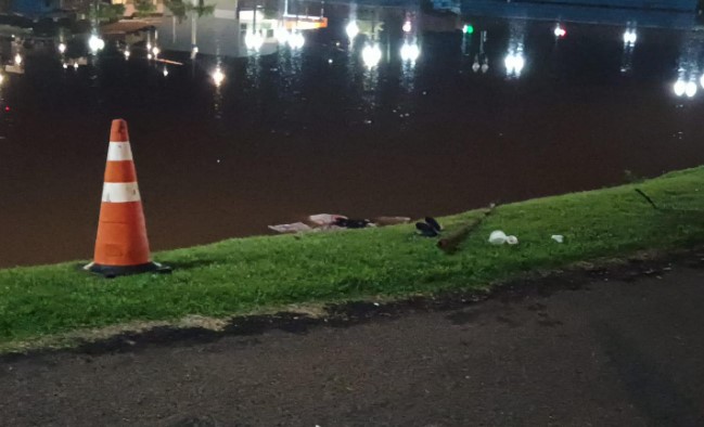 Corpo é encontrado boiando em lago municipal