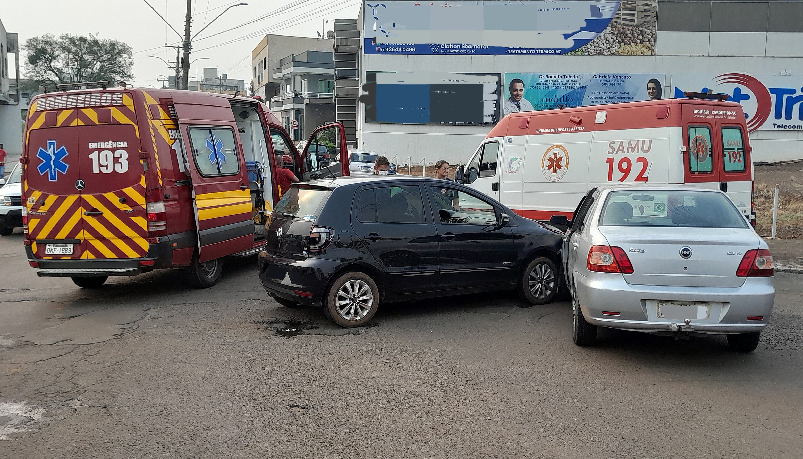 Colisão entre dois automóveis é registrada na Rua Presidente Vargas