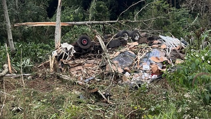 Motorista morre após caminhão carregado com placas solares capotar às margens do Contorno Viário