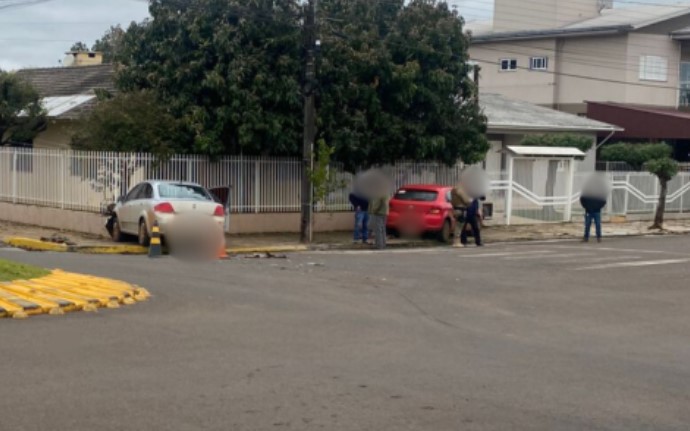 Carros vão parar na calçada após colisão em cruzamento