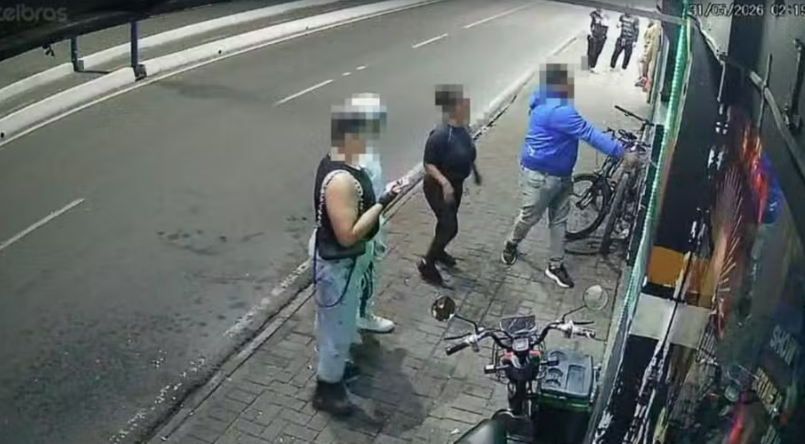 Celular impede tragédia e homem escapa ileso após tiro atingir aparelho