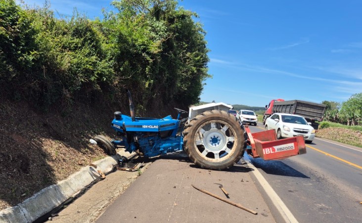 Mulher sofre ferimentos graves em acidente entre trator e caminhonete na BR-282