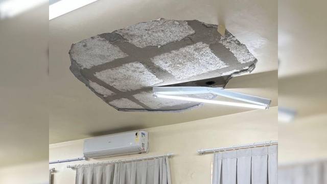 Teto de sala de aula desaba sobre alunos em escola e deixa criança ferida