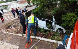 Carro sai da pista e fica à beira do rio em Mondaí; idoso é resgatado