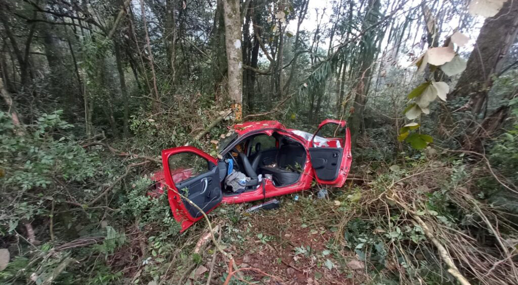 Capotamento deixa dois jovens gravemente feridos em rodovia catarinense
