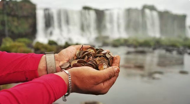 Quase 400 quilos de moedas são retirados das Cataratas do Iguaçu e acendem alerta ambiental