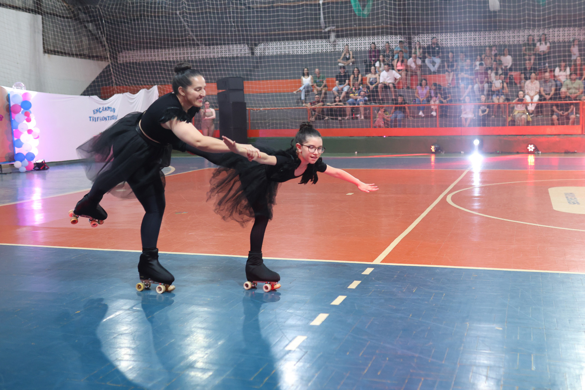 Espetáculo de Patinação Artística encanta público em grandioso evento no Ginásio Bragamate