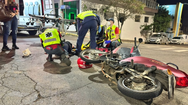 Motociclista fica ferido após colisão no Centro; motorista do carro fugiu sem prestar socorro