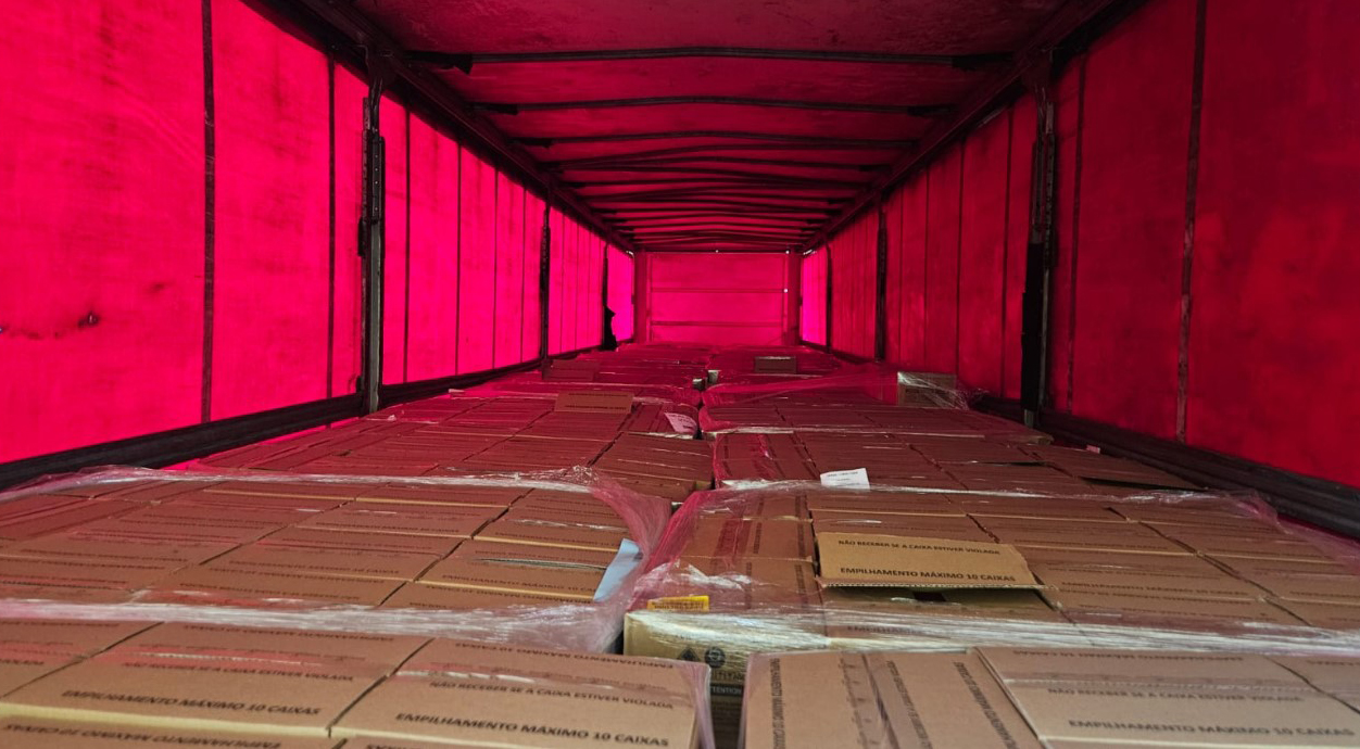 Caminhão com carga de produtos de cabelo é apreendido por descaminho