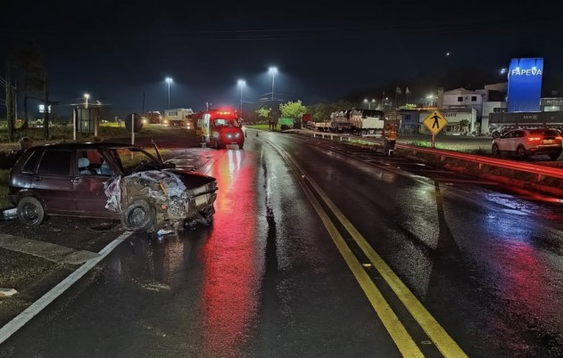 Acidente entre carro e caminhão deixa motorista ferido e interrompe trânsito