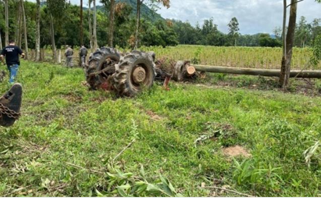 Homem morre em acidente com trator durante conserto de estragos causados por temporal no RS