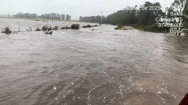 Chuva faz arroio transbordar, e moradores de comunidade ficam ilhados no RS