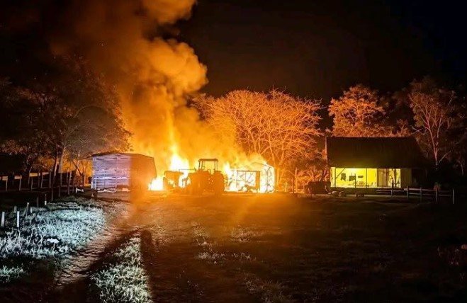 Incêndio destrói curral e mata gado e suínos em propriedade rural