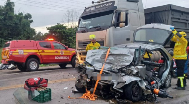 Colisão frontal entre caminhão e carro deixa dois mortos e crianças feridas na BR-280