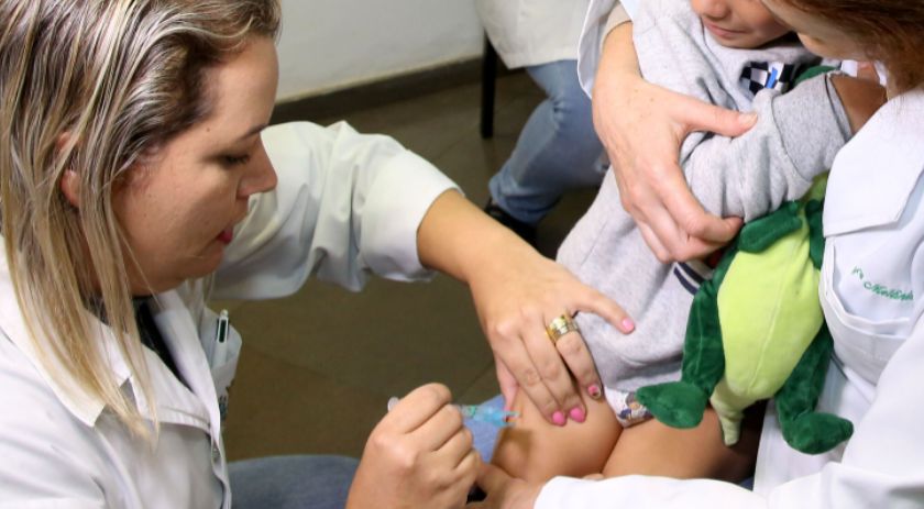 Atualizar a carteira de vacinação protege crianças e jovens em passeios e viagens