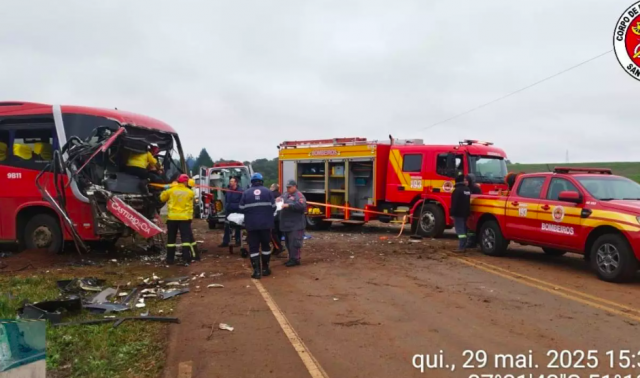 Caminhão atinge ônibus com 13 pessoas na BR-282 em SC