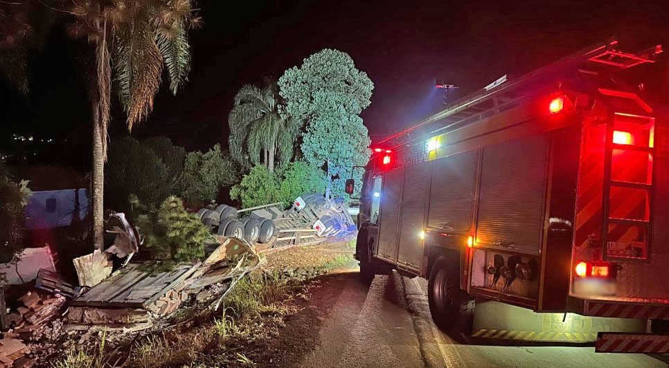 Carreta sai da pista após falha nos freios e motorista fica ferido na SC-161