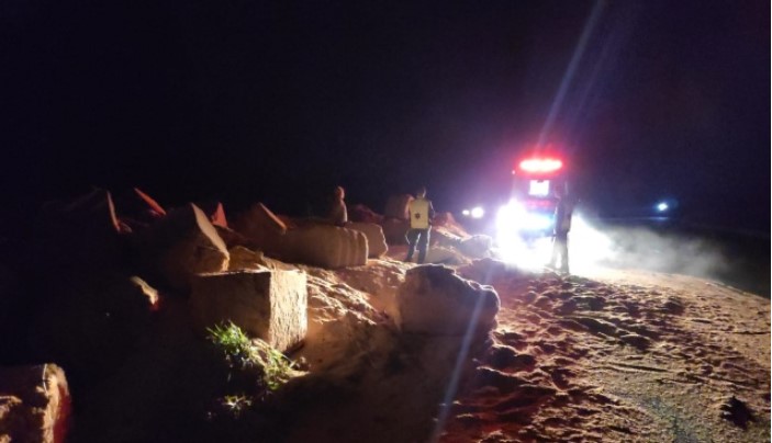 Caminhão tomba e carga se espalha na pista