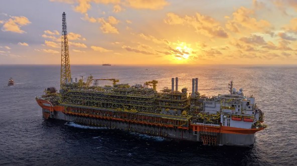 Navio-plataforma da Petrobras atinge produção máxima no pré-sal