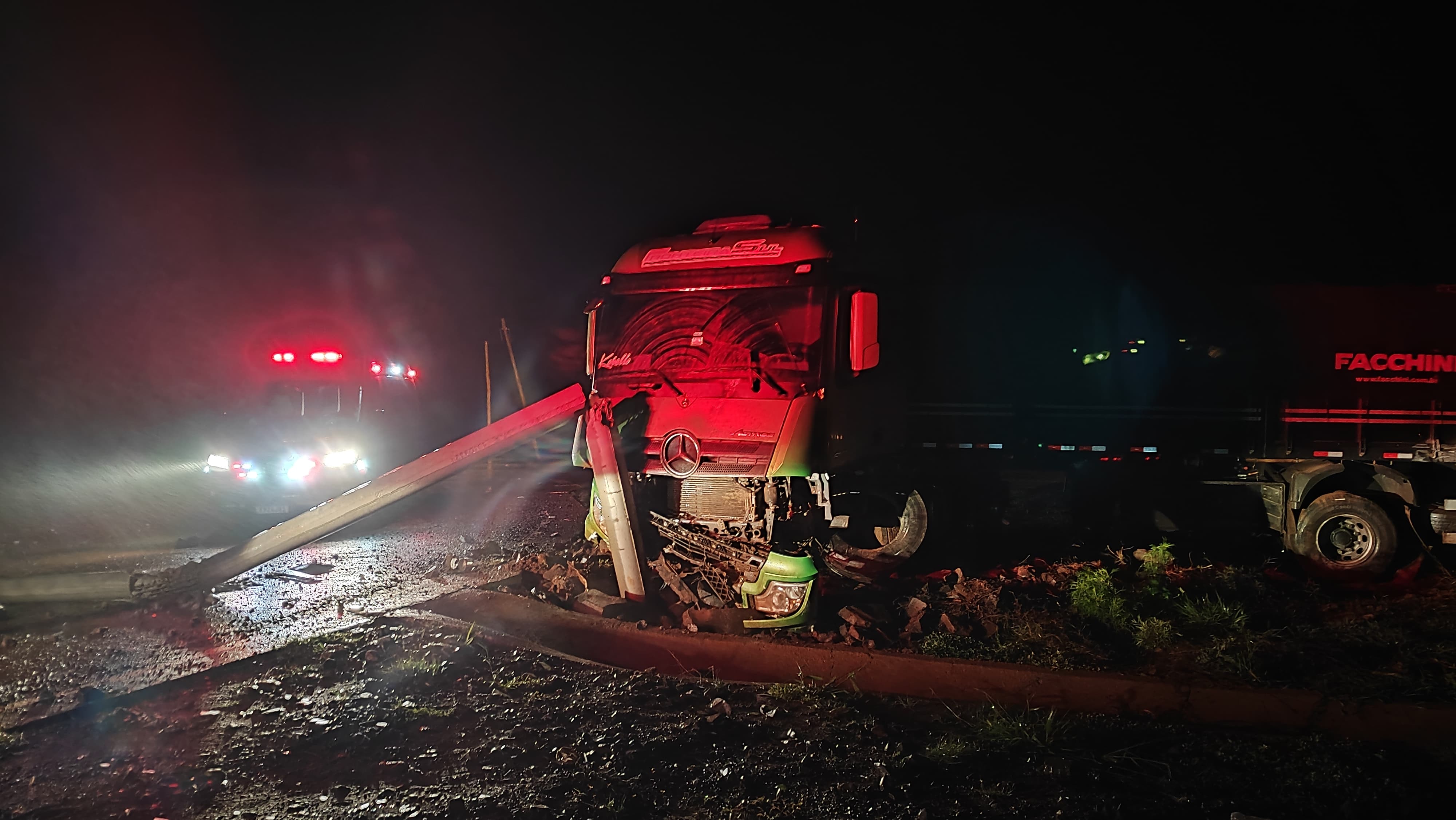 Carreta sai da pista e bate em postes na BR-163