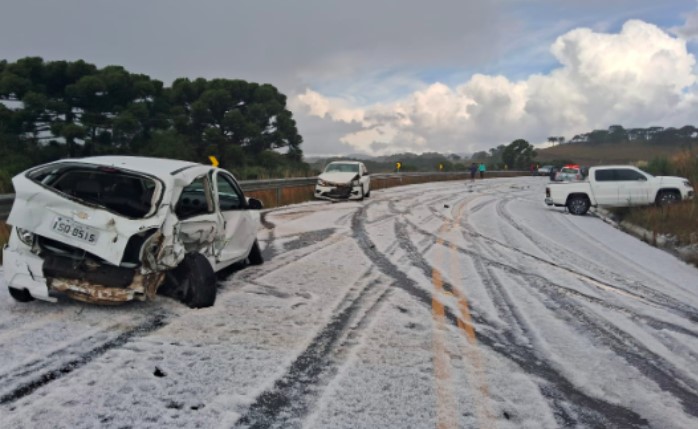 Chuva de granizo causa acidente com cinco veículos em SC