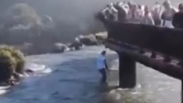Turista se arrisca para recuperar celular nas Cataratas do Iguaçu