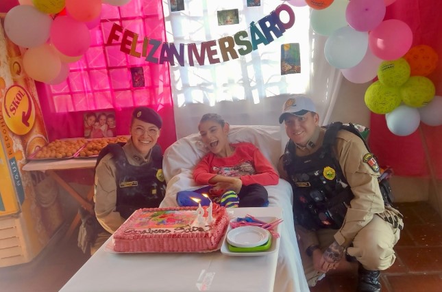Policiais militares participam da festa de aniversário de fã da corporação