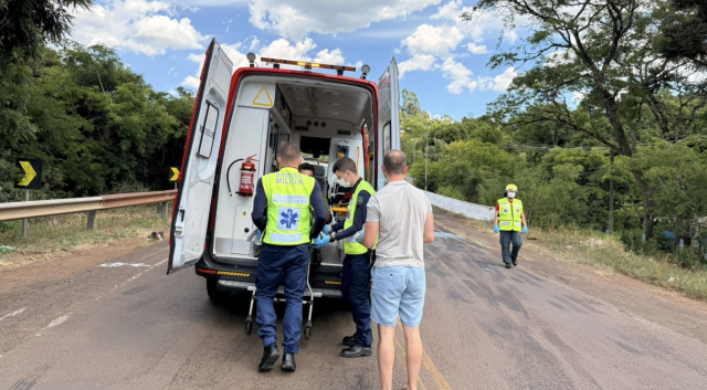 Caminhão carregado com vacas tomba na BR-282; um homem fica ferido