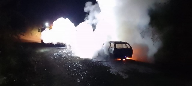 Carro pega fogo e fica totalmente destruído