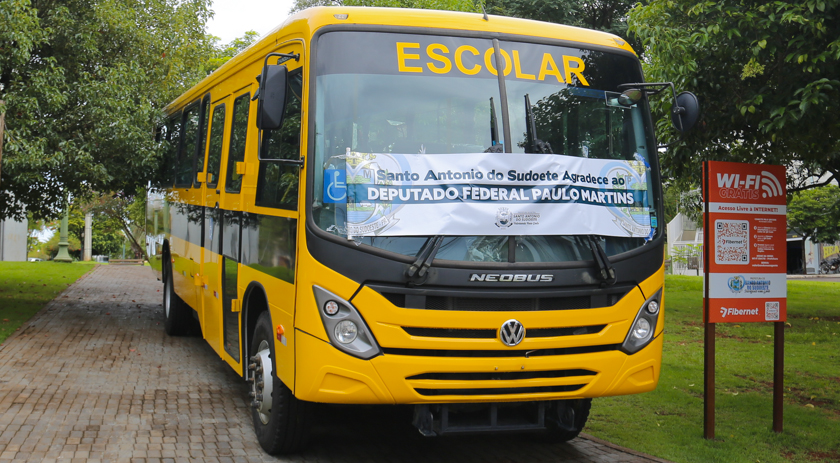 Secretaria de educação recebe novo ônibus escolar