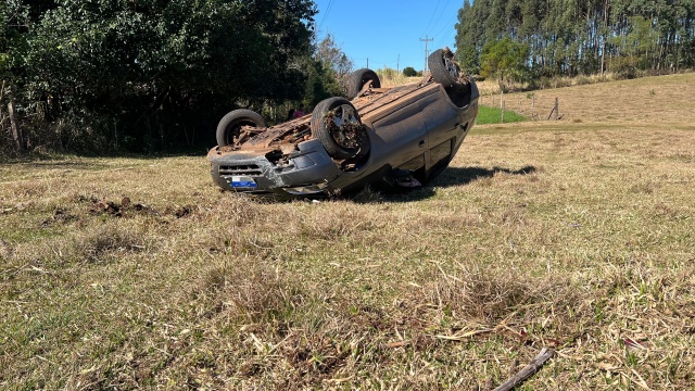 Mulher fica ferida após capotamento na SC-492