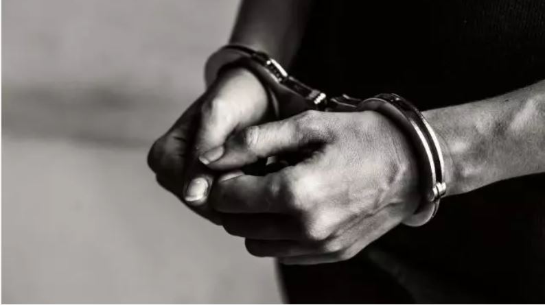 Marido é preso após arremessar banco de madeira na esposa em Lages