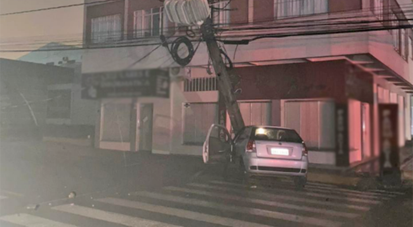 Carro colide em poste de energia e deixa parte da cidade sem luz