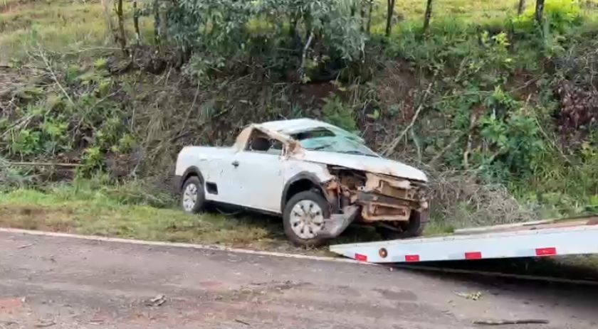 Motorista fica ferido em capotamento entre Marmeleiro e Campo Erê