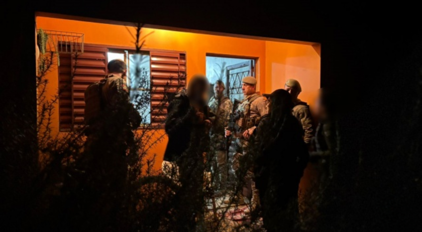 Polícia Civil e Militar cumprem mandados por posse irregular de arma
