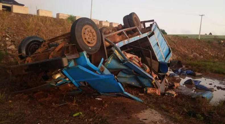 Duas pessoas morrem após caminhão carregado com carvão tombar no Paraná
