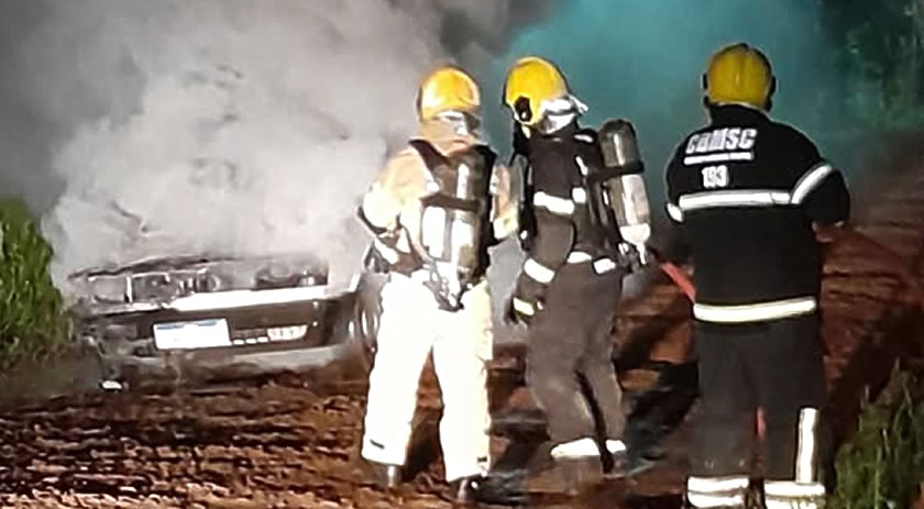 Veículo é destruído por incêndio