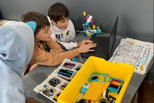 Alunos exploram criatividade e tecnologia em projeto “Diversão com Boliche e Robôs”